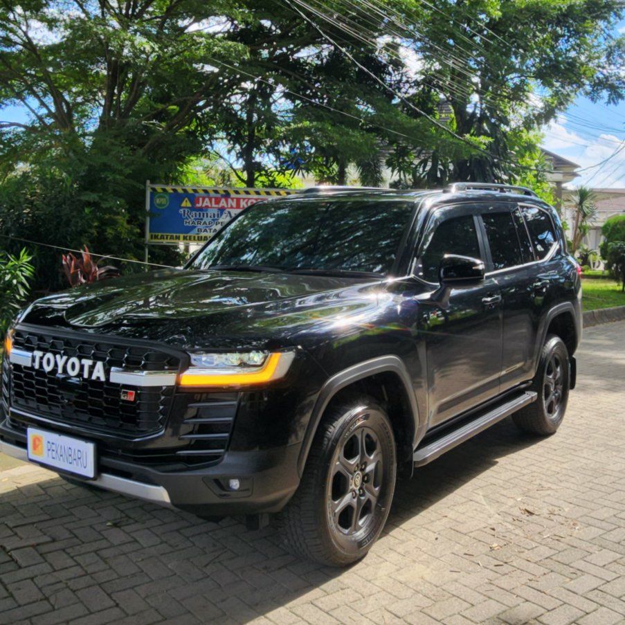 Toyota Land Cruiser 300 GR Sport 4x4 A/T
